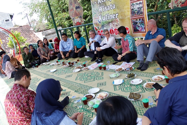Warga Kricak, Tegalrejo, Yogyakarta antusias mengikuti diskusi bersama Gubernur Victoria, Australia, Linda Dessau-foto dok EDP