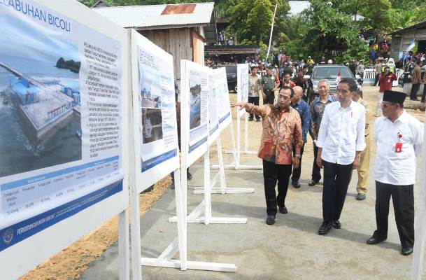 Presiden Jokowi (tengah) didampingi Menhub Ir Budi Karya Sumadi (kiri) dan Gubernur Maluku Utara Abdul Gani Kasuba (kanan) - foto  ISTIMEWA 