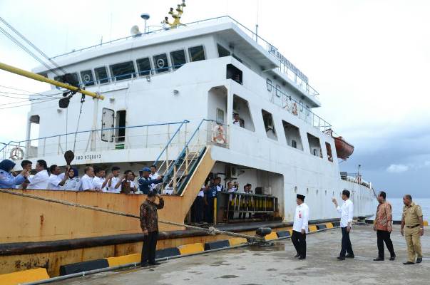 Presiden Jokowi menyaksikan aktivitas di Pelabuhan Laut Tapaleo, Halmahera Tengah, Maluku Utara didampingi Menteri Perhubungan dan Gubernur Maluku Utara (foto ISTIMEWA)