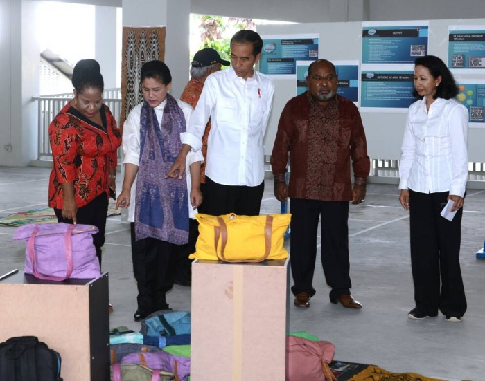 Presiden dan Ibu Negara Iriana Joko Widodo melihat sebagian produk yang dijual di Pasar Mama.