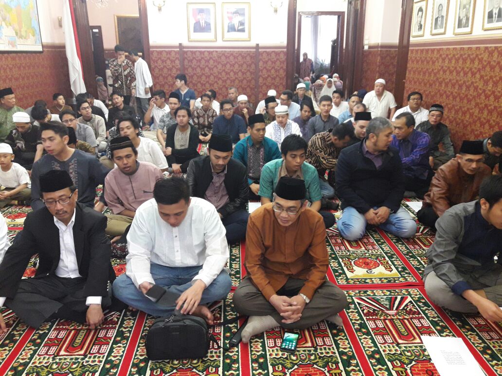 Dubes Wahid Supriyadi (paling kiri) di tengah-tengah umat muslim Indonesia melaksanakan sholat Ied berjamaah (Foto ISTIMEWA) 