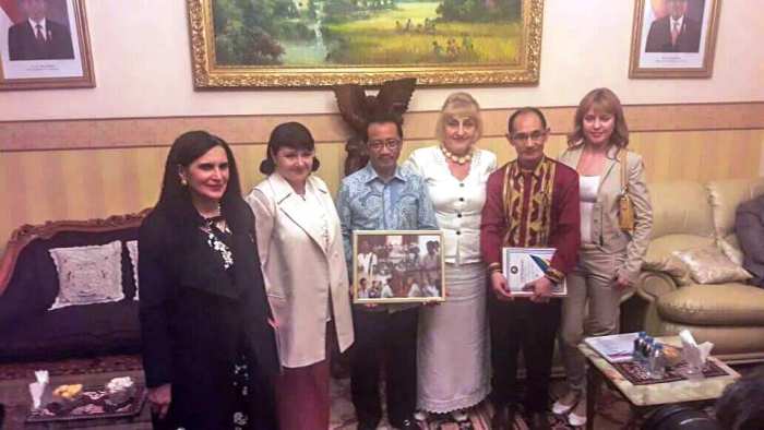 Dubes M Wahid Supriyadi bersama guru-guru Sekolah Indonesia Moskow (SIM) - Foto ISTIMEWA