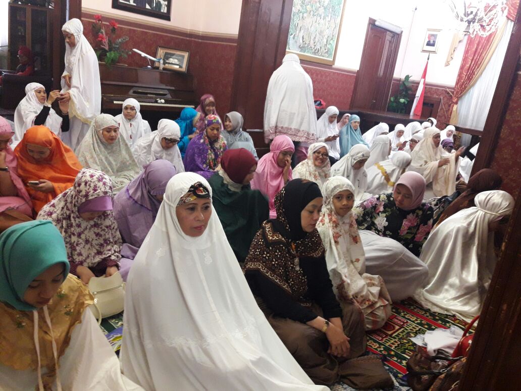 Umat muslimah Indonesia turut melaksanakan sholat Ied berjamaah di KBRI Moskow (Foto ISTIMEWA)