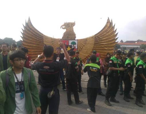 Suasana di luar Pagelaran Keraton Yogyakarta juga meriah oleh peserta Gerak Pancasila dari unsur ormas, pelajar, mahasiswa, dan tokoh masyarakat (Foto ISTIMEWA) 