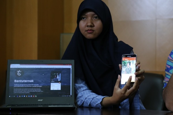 Hanifah Nisrina (Fakultas Kedoktran Hewan UGM) menunjukkan aplikasi Bantuternak yang diciptakannya bersama Ray Rezky Ananda (Fakultas Peternakan UGM), serta Ayub dan Fata (Fakultas Teknik UGM) (Foto Firsto AP/Humas UGM) 
