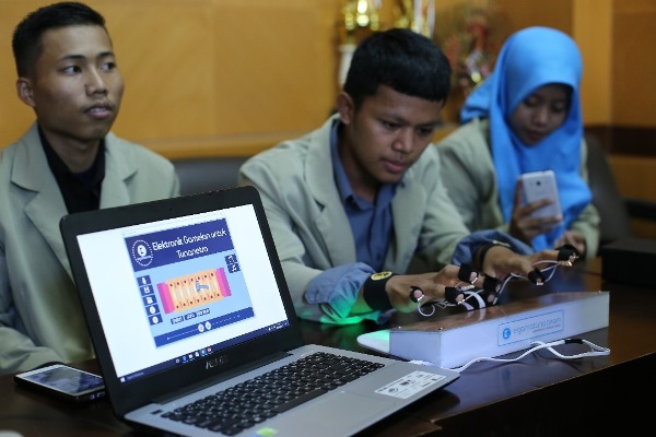 Dengan E-Gamatuna karya inovasi mahasiswa UGM diharapkan tunanetra dapat berkontribusi dalam mempromosikan budaya Indonesia (Foto Firsto AP/Humas UGM)