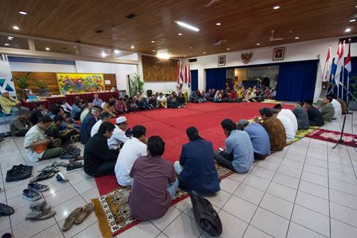 Masyarakat Indonesia di Belanda mengikuti buka puasa bersama beserta rangkaian acara tausiyah, shalat maghrib, dan tarawih berjamaah (Foto ISTIMEWA)