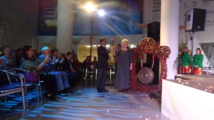Dubes RI M Wahid Supriyadi dan Dirjen Museum World Ocean Svetlana Sivkova  memukul gong tanda dimulainya festival (Foto ISTIMEWA)