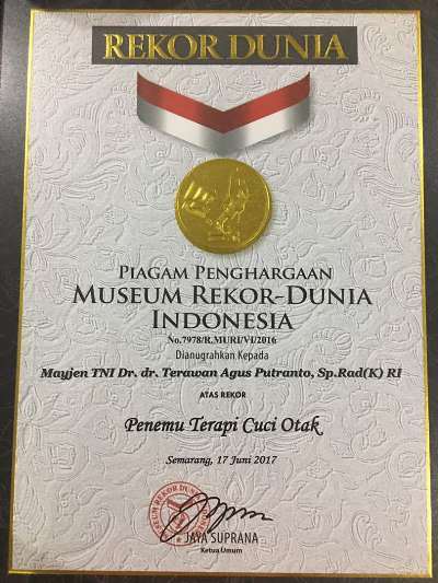 Piagam Penghargaan dari Museum Rekor Indonesia (MURI) atas rekor Penemu Terapi Cuci Otak (Foto ISTIMEWA)