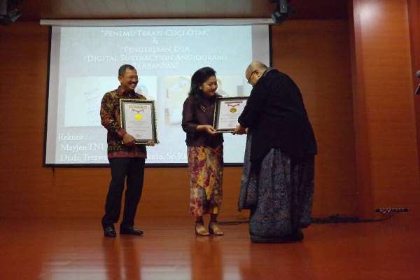 Dr Terawan mendapatkan penghargaan dua bidang Rekor dari MURI, masing-masing untuk rekor Penemu Terapi Cuci Otak dan rekor Pengerjaan Digital Substraction Angiogram (DSA) Terbanyak (Foto ISTIMEWA) 
