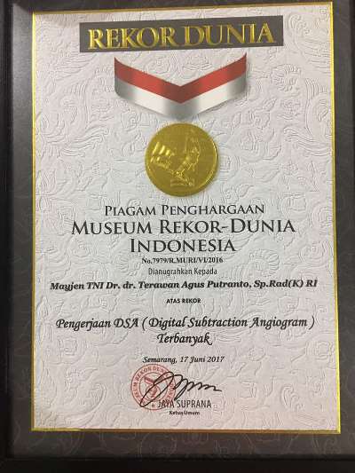 Piagam Penghargaan dari MURI atas rekor PengerjaanDigital Substraction Angiogram (DSA) Terbanyak (Foto ISTIMEWA)