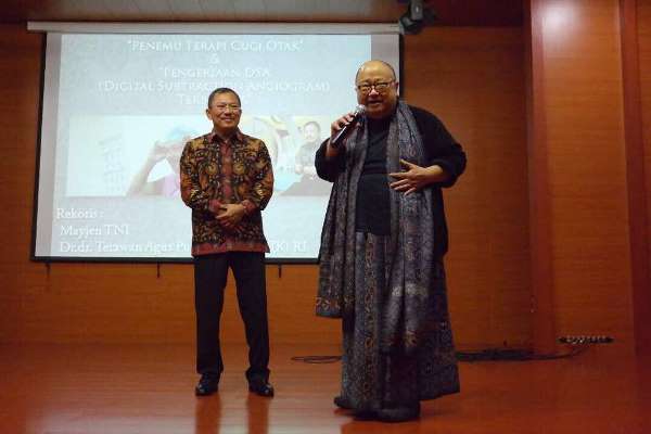 Mayjen TNI Dr dr Terawan Agus Putranto, Sp. Rad. (K) RI bersama Pendiri Museum Rekor Dunia Indonesia (MURI) Jaya Suprana (Foto ISTIMEWA)