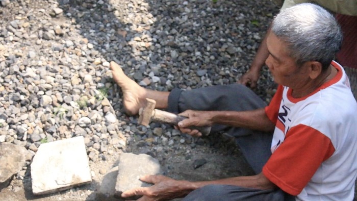 Sasmo Wiyono selain bertani juga menambah penghasilan sebagai pemecah batu (Foto Diva)