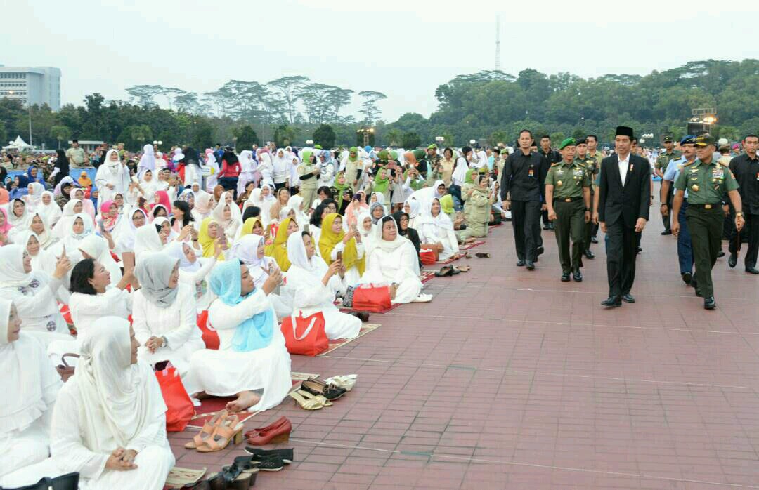 Presiden Joko Widodo didampingi Panglima TNI Jenderal TNI Gatot Nurmantyo menyapa keluarga besar prajurit TNI dan PNS Mabes TNI Cilangkap (Foto ISTIMEWA)