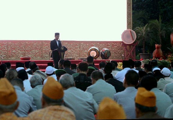 Keluarga besar prajurit TNI dan PNS Mabes TNI mendengarkan sambutan dari Presiden Joko Widodo (Foto ISTIMEWA)