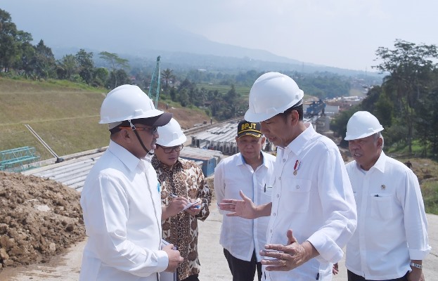 Presiden Joko Widodo berkoordinasi dengan pelaksana proyek jalan Tol Bocimi didampingi Menteri PUPR Basuki Hadimuljono (belakang-kanan) dan Sekretaris Kabinet Pramono Anung (kemeja batik)