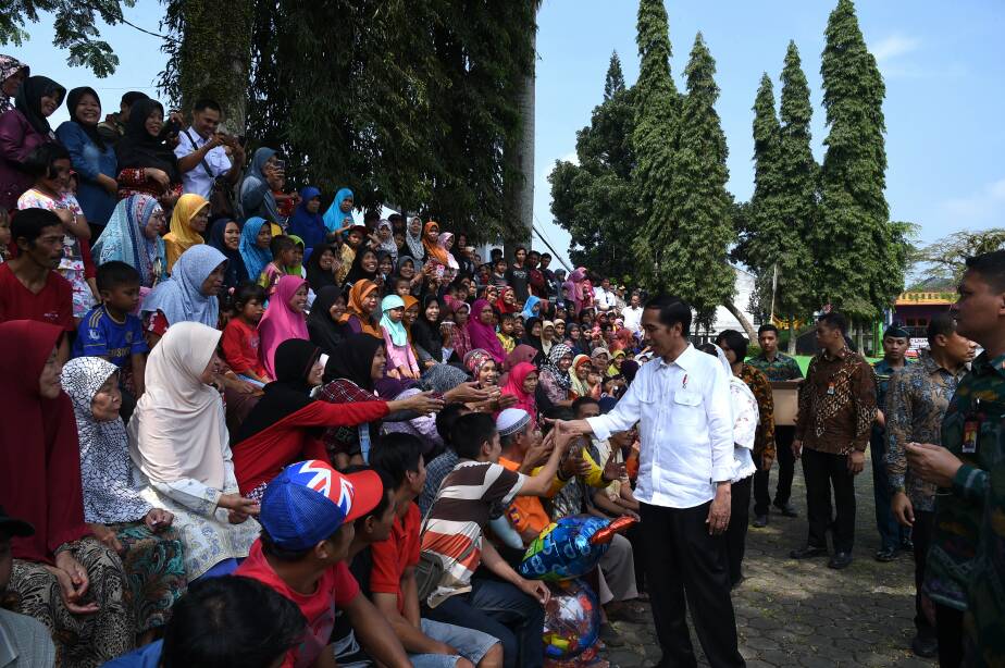 Warga antusias minta bersalaman dengan Presiden Joko Widodo di sela-sela pembagian sembako (Foto ISTIMEWA)