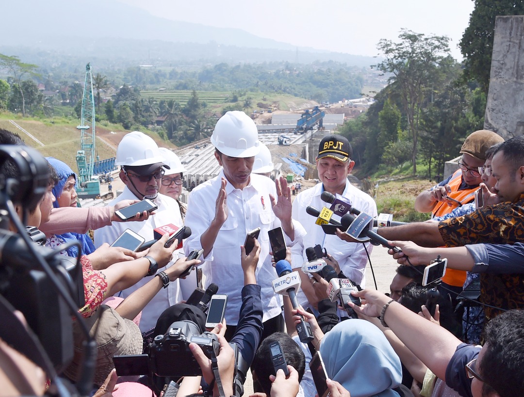 Presiden Joko Widodo menjelaskan kepada jurnalis tentang pentingnya pembangunan jalan Tol Bocimi untuk mengatasi kemacetan di jalur Bogor, Ciawi, dan Sukabumi (Foto ISTIMEWA)