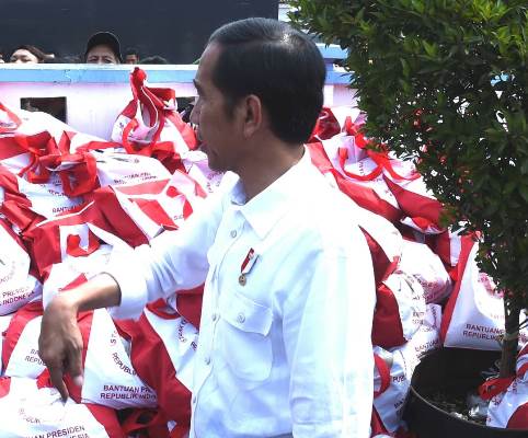 Presiden Joko Widodo memimpin pembagian sembako (Foto ISTIMEWA)