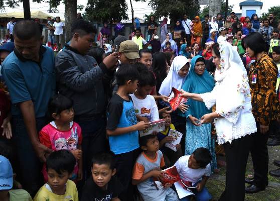 Anak-anak merasa senang dan antusias menerima pembagian buku dari Ibu Negara Iriana Joko Widodo (Foto ISTIMEWA)