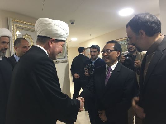 Dubes RI M Wahid Supriyadi berjabat tangan dengan Mufti Sheikh Ravil Gaynutdin (Foto ISTIMEWA)