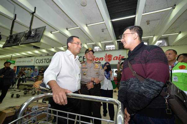 Menhub Budi Karya Sumadi tengah berdialog dengan seorang penumpang pesawat terbang di Bandara Internasional Soekarno Hatta (Foto ISTIMEWA)