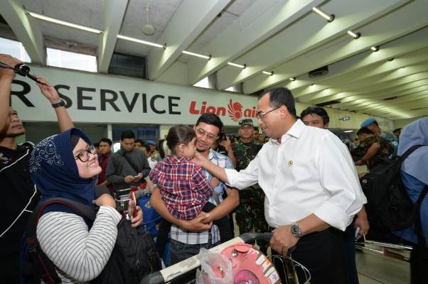 Menhub Budi Karya Sumadi menyapa penumpang dan keluarganya di Bandara Internasional Soekarno Hatta, Jakarta (Foto ISTIMEWA)
