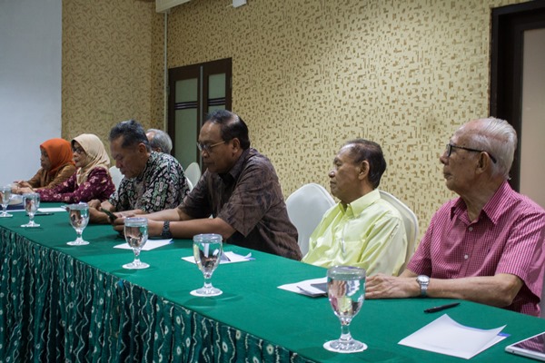 Pembina Yayasan KAGAMA Pusat yang diwakili oleh Prof Dr Koento Wibisono, SH (paling kanan) bersama pengurus lainnya (Foto Ayudya Mentari/KAGAMA)