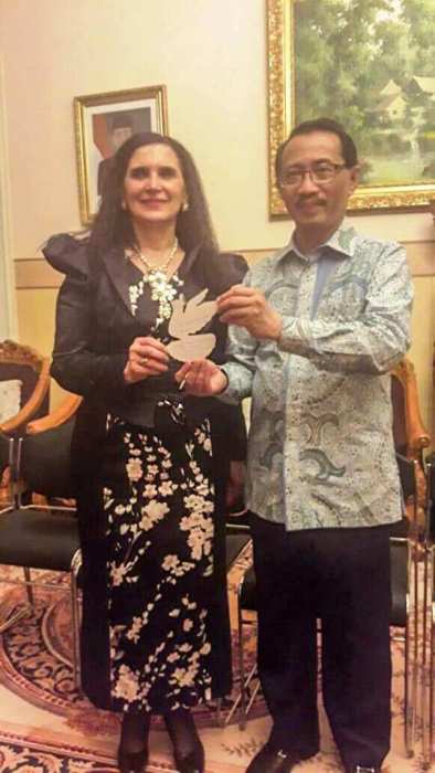Dubes M Wahid SUpriyadi dan Tatyana Nazarenko dari IPO memegang logo burung Merpati simbol perdamaian (Foto ISTIMEWA)