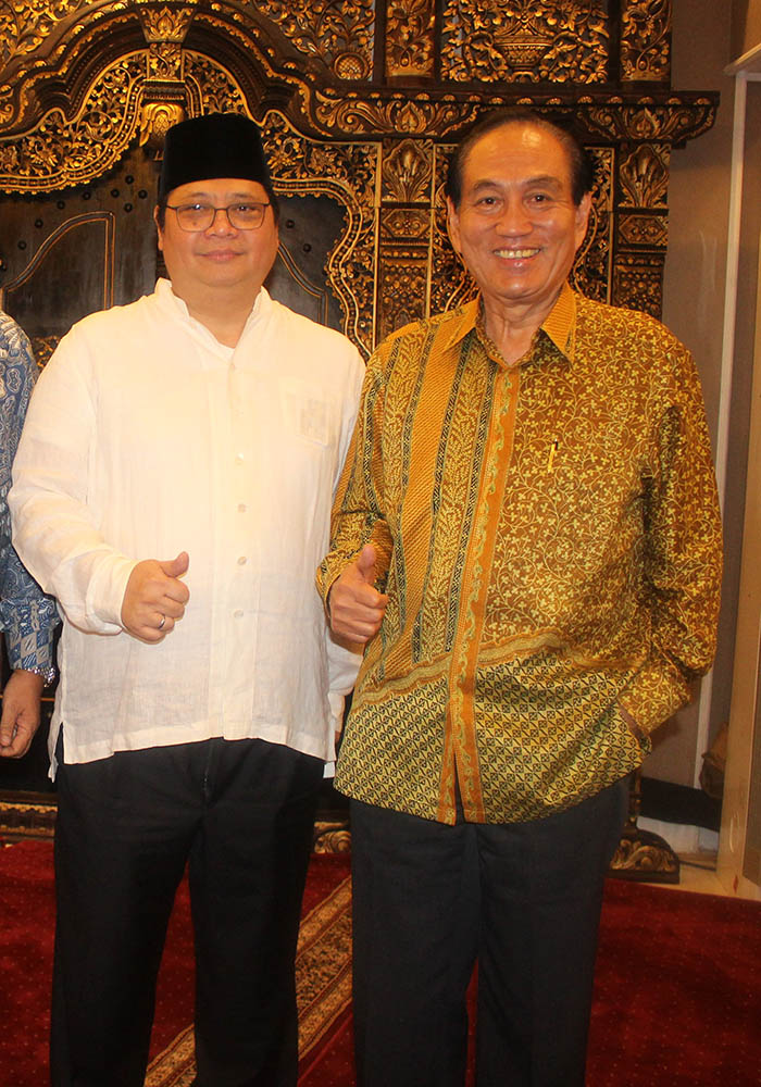 Airlangga Hartarto bersama tokoh senior Partai Golkar Theo Sambuaga.