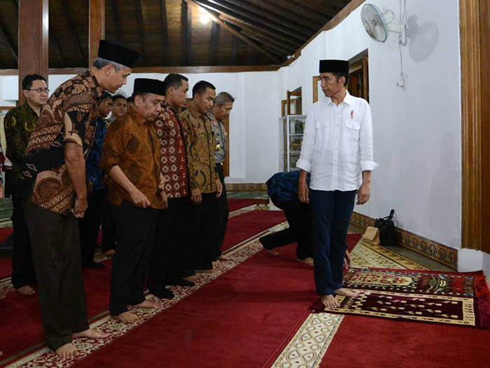 Kepala Negara bersiap menunaikan ibadah salat Maghrib di Masjid Agung Nur Sulaiman yang merupakan masjid tertua di Kabupaten Banyumas.