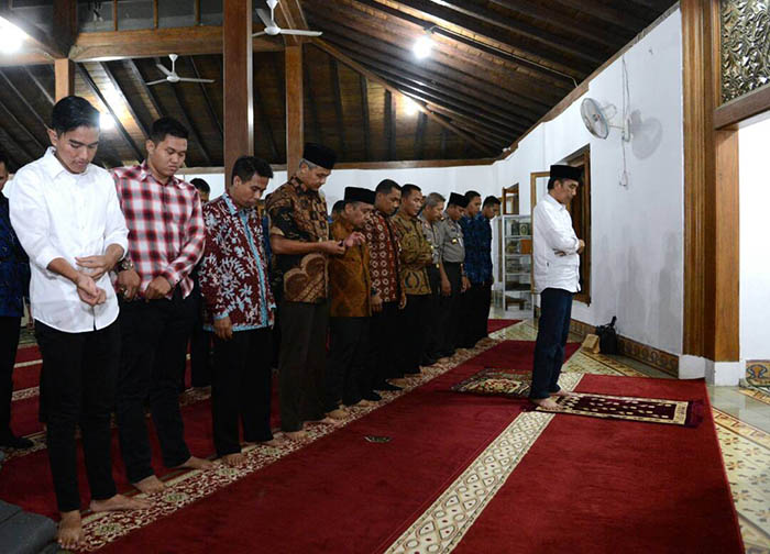 Presiden Joko WIdodo menjadi imam salat Maghrib di Masjid Agung Nur Sulaiman.