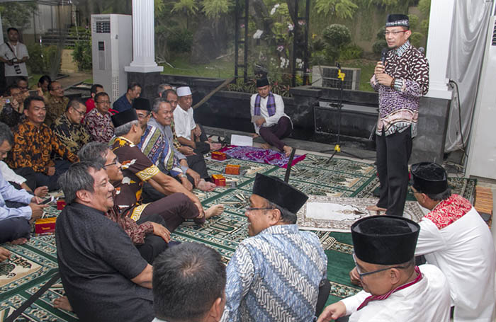 Tausiah Ramadhan oleh Ustad Wijayanto memberikan siraman rohani sekaligus mengundang gelak tawa para hadirin. Fajar/KAGAMA