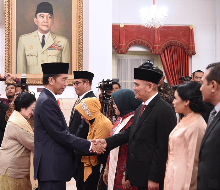 Kepala Negara memberikan ucapan selamat kepada para anggota DKPP yang dilantik di Istana Negara, Jakarta.