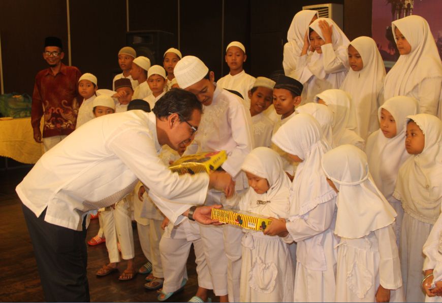 Anak-anak Yatim Piatu Pansti Asuhan Permata Hikmah bersukacita menikmati Buka Puasa Bersama yang digelar Kagama Sumatera Utara dan Kagama Medan.