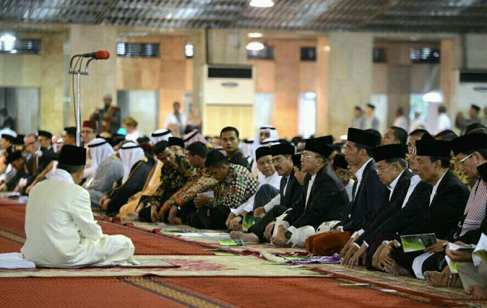 Presiden Joko Widodo melaksanakan salat Idul Fitri yang  dipimpin langsung oleh Imam Rawatib Masjid Istiqlal, Bapak H. Ahmad Husni Ismail, M.Ag. didampingi Ustaz H. Abdullah Sengkang selaku bilal.