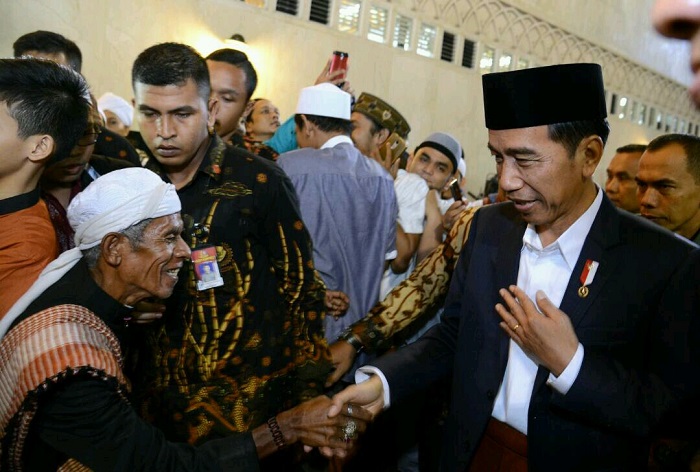 Selepas salat Idul Fitri, Presiden Joko Widodo berbaur dan mengucapkan selamat kepada para jemaah yang melaksanakn salat di Masjid Istiqlal. 