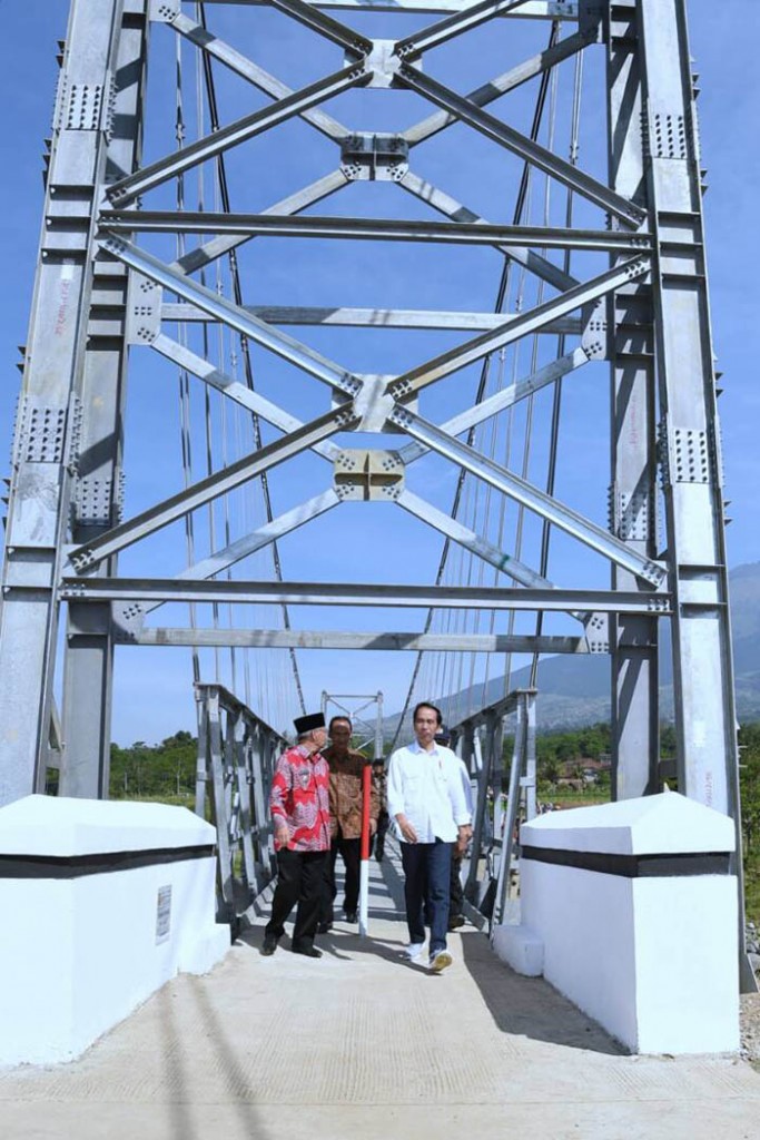Predien Joko Widodo menyatakan  jembatan gantung memberikan manfaat besar untuk memudahkan pergerakan orang, barang, dan komoditas sehingga menghasilkan efisiensi biaya dan waktu.