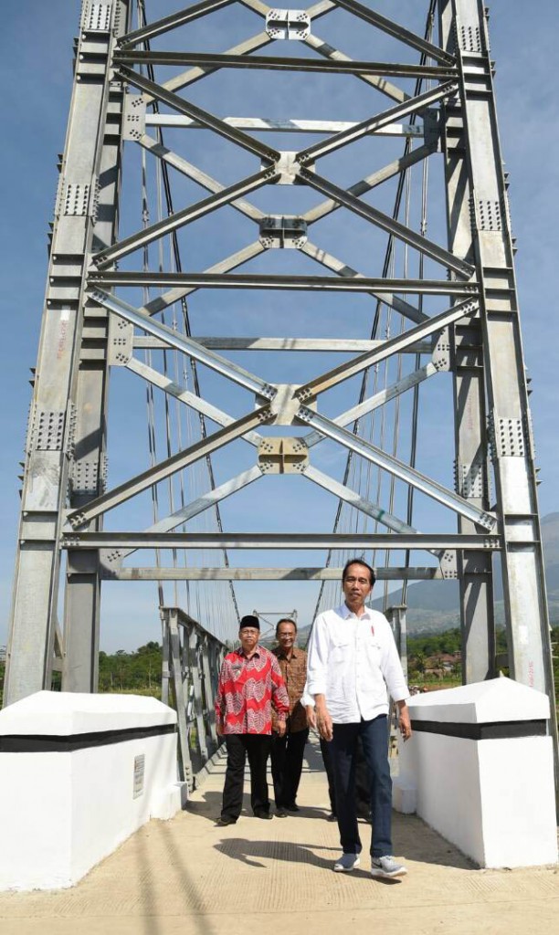 Jembatan gantung yang diresmikan Presiden Joko Widodo membutuhkan biaya sebesar 3 miliar hingga 6 miliar rupiah.