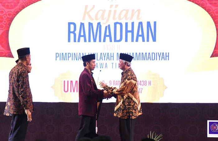 Presiden Joko Widodo turut mengajak warga Muhammadiyah dan Indonesia pada umumnya untuk menyadari bahwa Indonesia terdiri atas berbagai budaya dan kepercayaan dalam balutan persaudaraan.