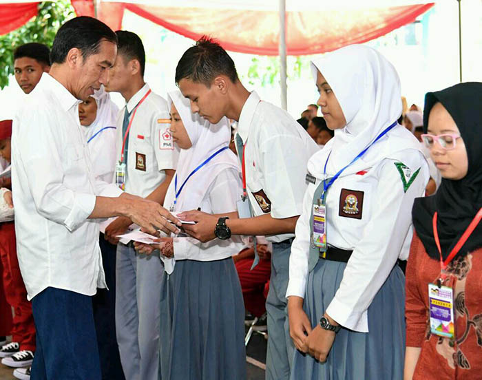 Presiden Joko Widodo berharap para siswa bisa menggunakan KIP untuk kegiatan sekolah  dan pendidikan mereka.