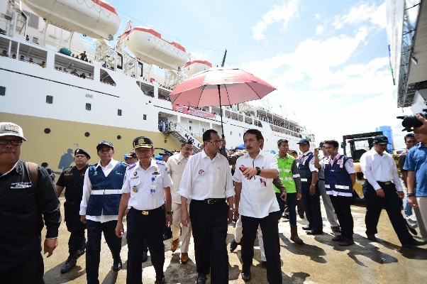 Menhub Budi Karya Sumadi meninjau pelaksanaan angkutan lebaran gratis dengan kapal laut yang disediakan bagi pemudik bermotor (Foto ISTIMEWA)