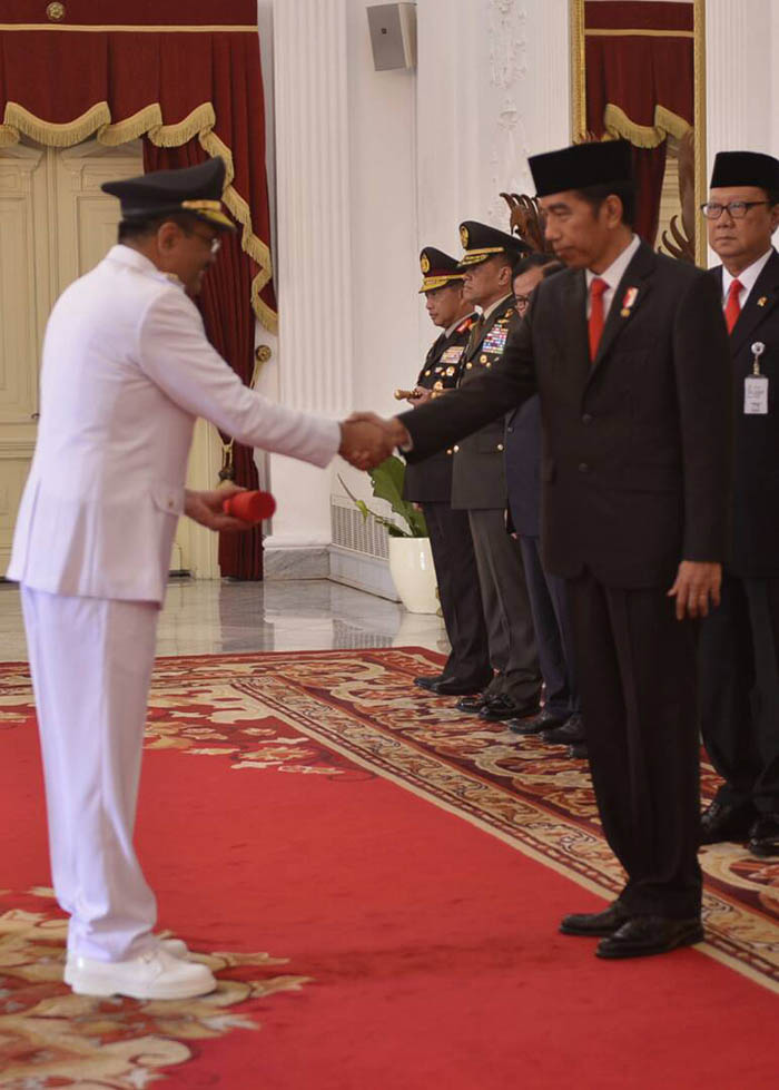 Presiden Joko Widodo memberi ucapan selamat kepada Djarot Saiful Hidayat yang dilantik menggantikan Basuki Tjahaja Purnama.