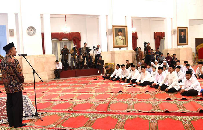 Menteri Pendidikan dan Kebudayaan Muhadjir Effendy memberikan sambutan dalam MTQ yang memberikan sambutan dalam acara Musabaqah Tilawatil Quran (MTQ) yang diikuti oleh anak yatim piatu di Jabodetabek.