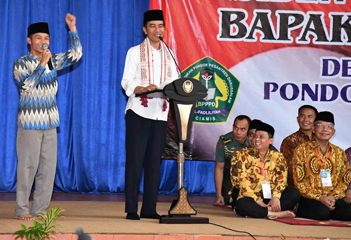 Presiden Joko Widodo tak lupa mengajukan pertanyaan kepada santri dengan hadiah sebuah sepeda.