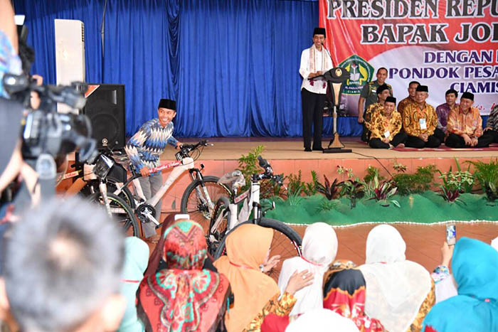 Hadiah sebuah sepeda berhasil diboyong seorang santri karena berhasil menjawab dengan benar pertanyaan Presiden Joko Widodo.