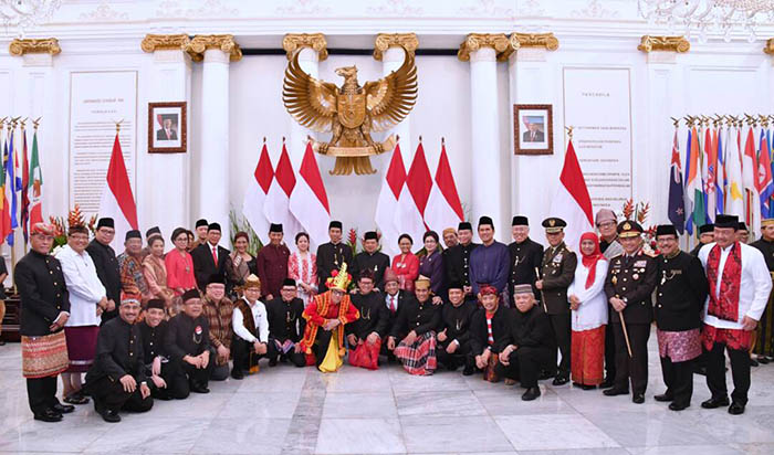 Selepas upacara Presiden Joko Widodo melakukan sesi foto bersama dengan para menteri Kabinet Kerja yang mengenakan beragam pakaian tradisional Indonesia.