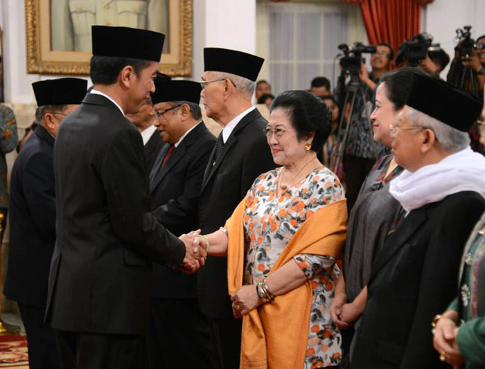 Presiden memberi ucapan selamat kepada Megawati Soekarno Putri.