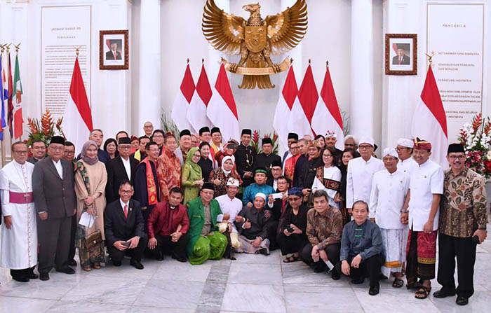 Kepala Negara berfoto bersama dengan para tokoh lintas agama yang hadir dalam upacara Peringatan Hari Lahir Pancasila di Kemenlu.
