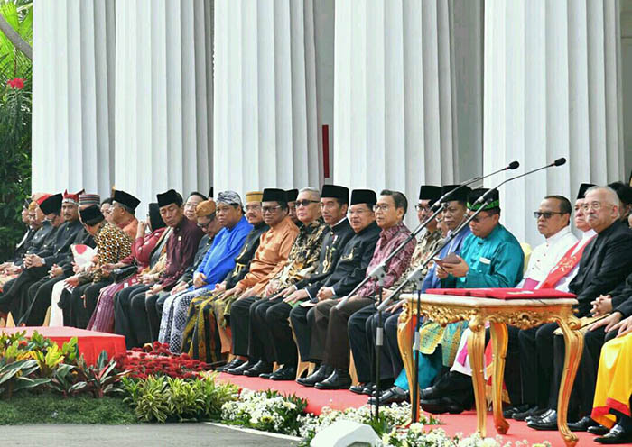 Presiden Joko Widodo didampingi Wakil Presiden Jusuf Kalla duduk bersama dengan mantan Wakil Presiden Tri Sutrisno dan Budiono berserta para pejabat negara serta par tokoh agama.
